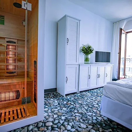 Family Premium Private Jacuzzi, Sauna & Sea View *